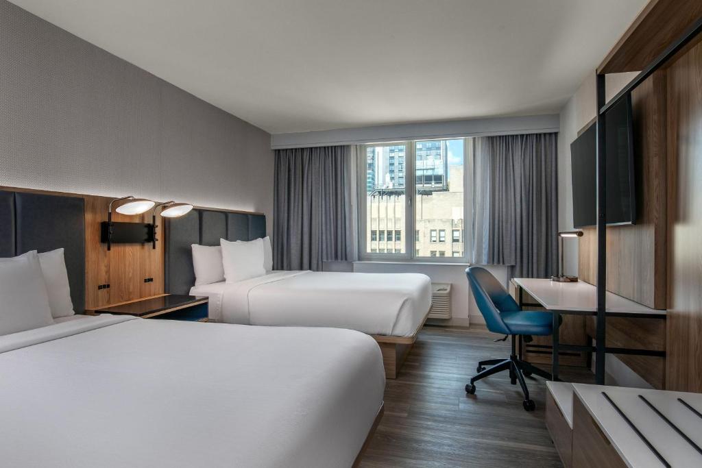 Postel nebo postele na pokoji v ubytování Courtyard by Marriott Times Square West