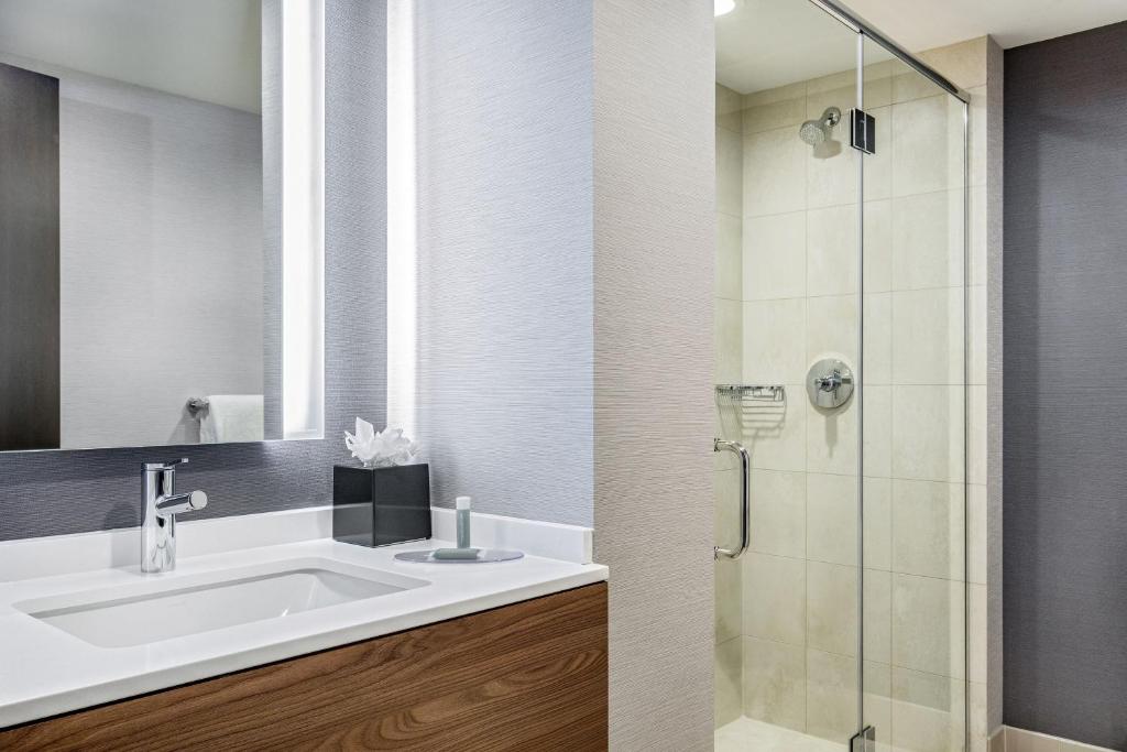 Koupelna v ubytování Courtyard by Marriott Times Square West