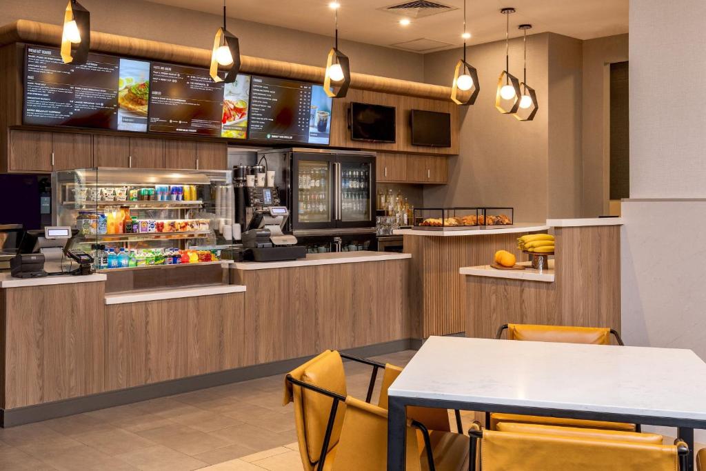 Kuchyň nebo kuchyňský kout v ubytování Courtyard by Marriott Times Square West