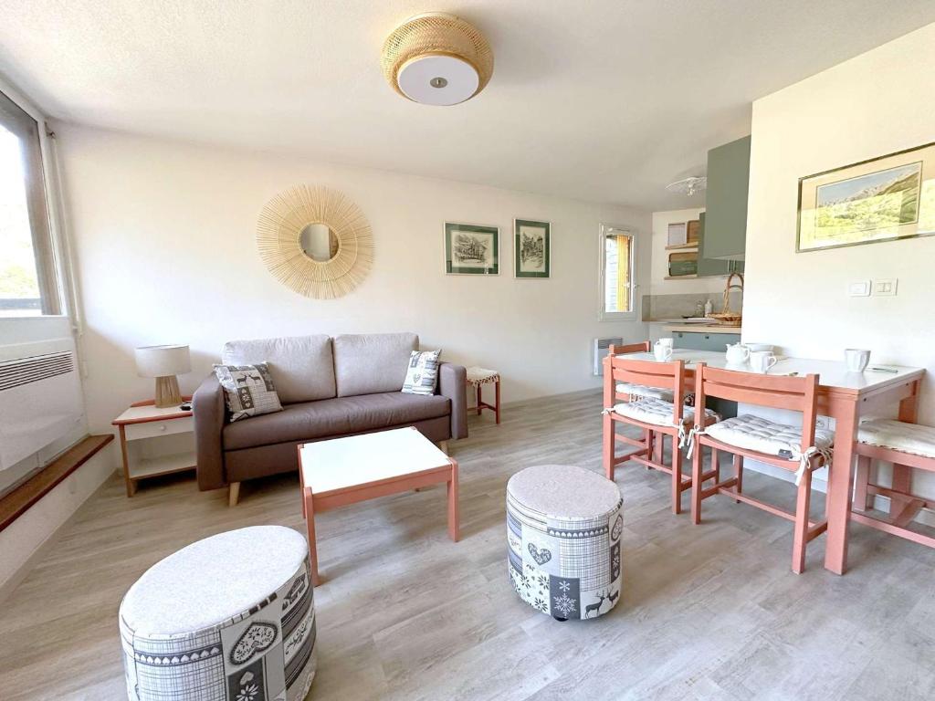 un salon avec un canapé et une table dans l'établissement T2 Duplex 6 Pers - Terrasse, Parking, Salle Musculation - Saint Lary Soulan - FR-1-457-348, à Saint-Lary-Soulan