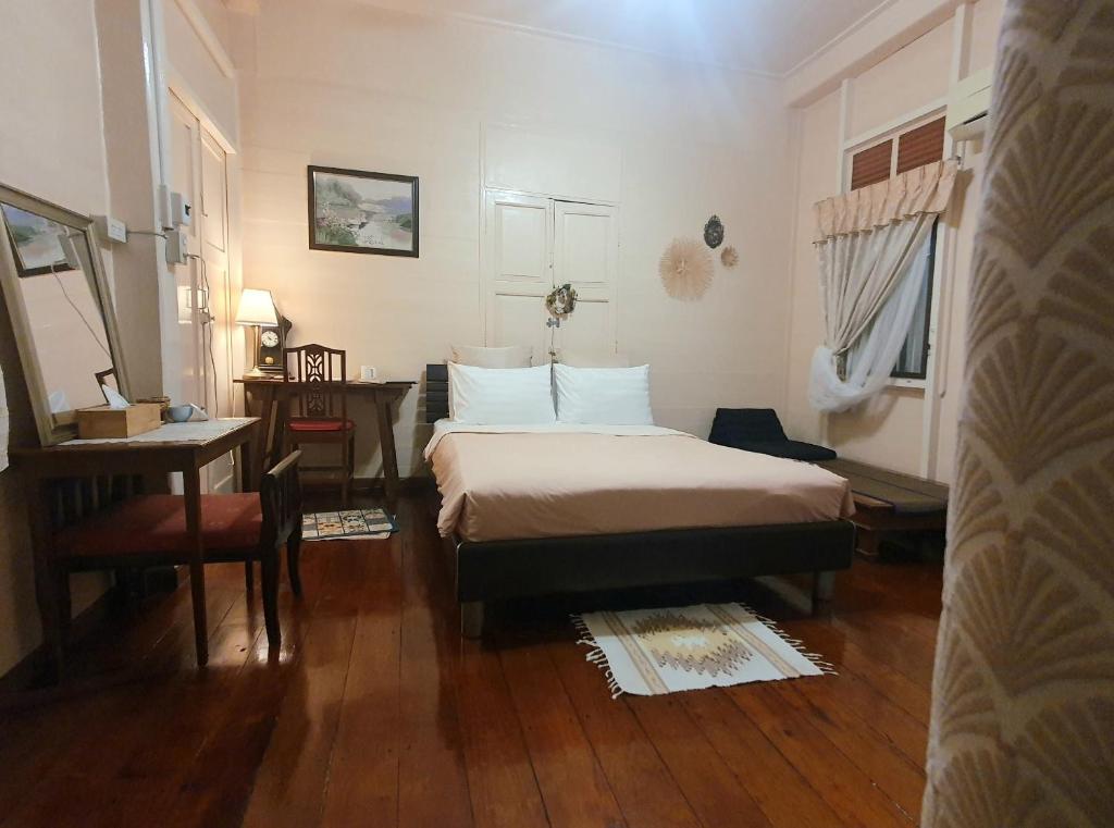 Postel nebo postele na pokoji v ubytování KINN Stay50 Bangkok