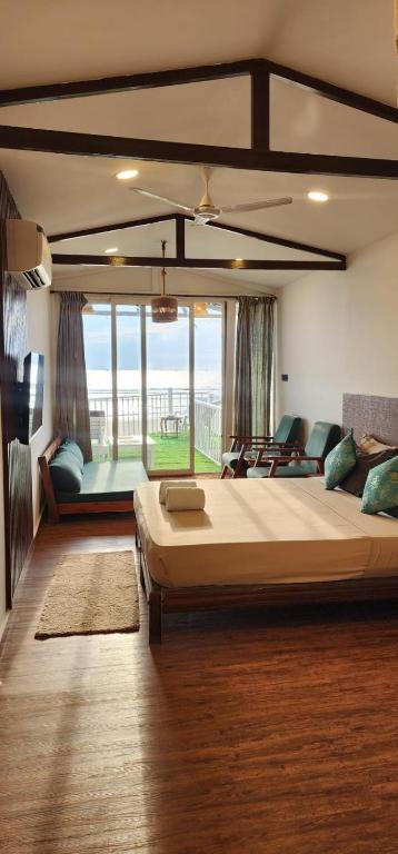Postel nebo postele na pokoji v ubytování Aqua Beach Stays Ashwem