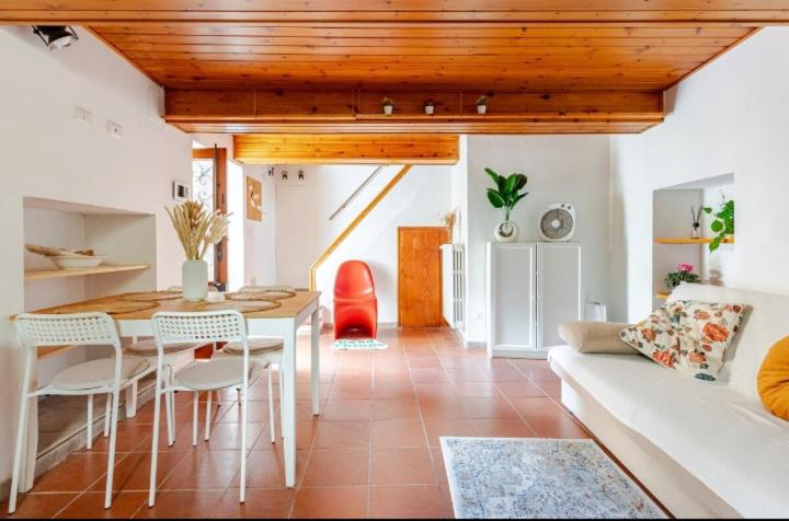 ein Wohnzimmer mit einem Tisch und einem Sofa in der Unterkunft Casa romantica vicino al centro di Firenze in Florenz