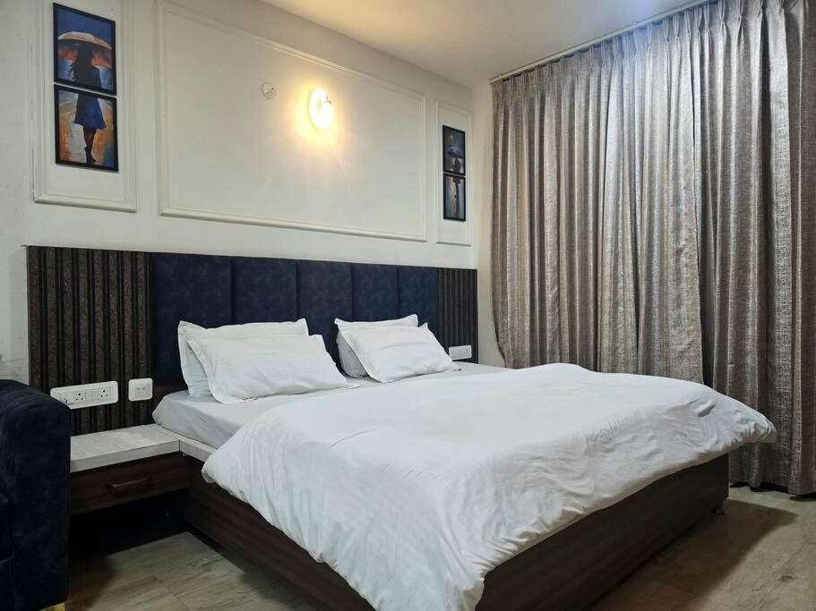 Postel nebo postele na pokoji v ubytování The Blue Moon of Josephine