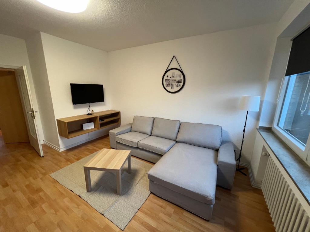 a living room with a couch and a tv at EMAS4 Wohnung mit 2 Einzelbetten, Küche in Krefeld