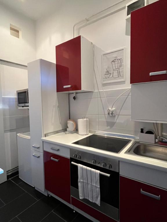 A kitchen or kitchenette at Cozy Downtown Apartment