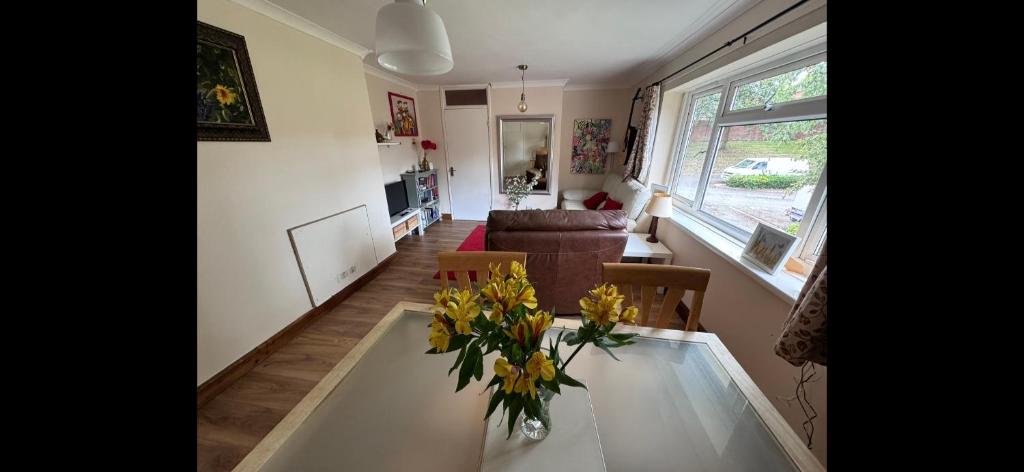 Spacious 2 bed flat. - Housity