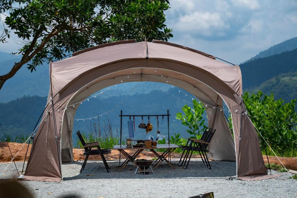 Nespecifikovaný výhled na hory nebo výhled na hory při pohledu z luxury tent