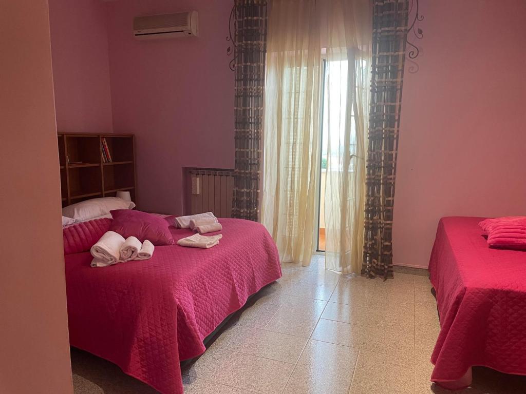 Postel nebo postele na pokoji v ubytování RoMi's house