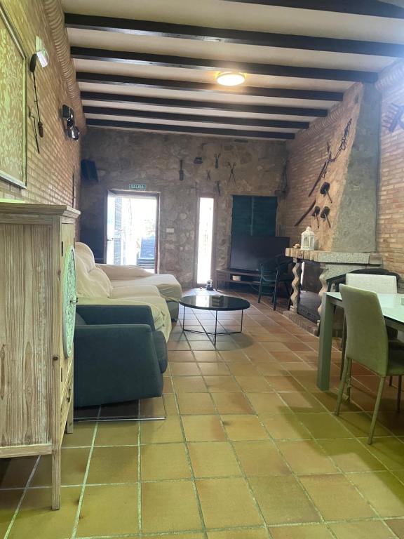 Posezení v ubytování LA CASONA DE BAUTISTA 4 estrellas con piscina montanchez CACERES