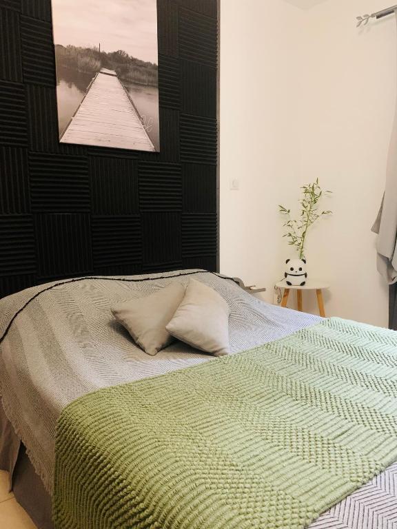 une chambre avec un lit avec une couverture verte dans l'établissement U Sognu, à Muro