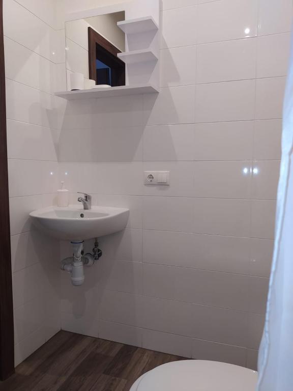 Koupelna v ubytování RVR Smart Apartments Riga with self Check-in