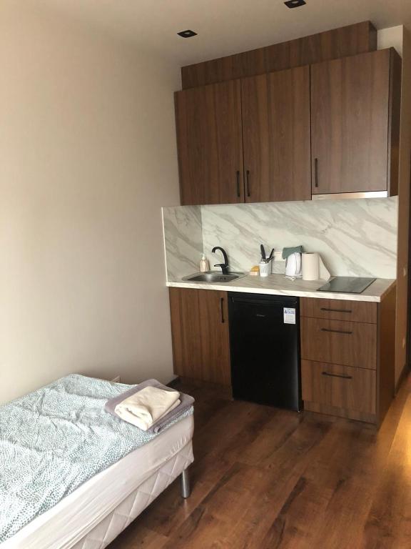 Kuchyň nebo kuchyňský kout v ubytování RVR Smart Apartments Riga with self Check-in