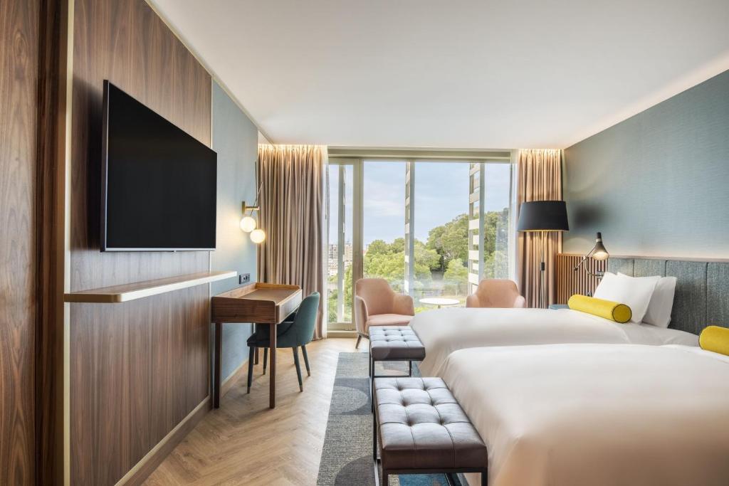 Postel nebo postele na pokoji v ubytování Renaissance Porto Lapa Hotel
