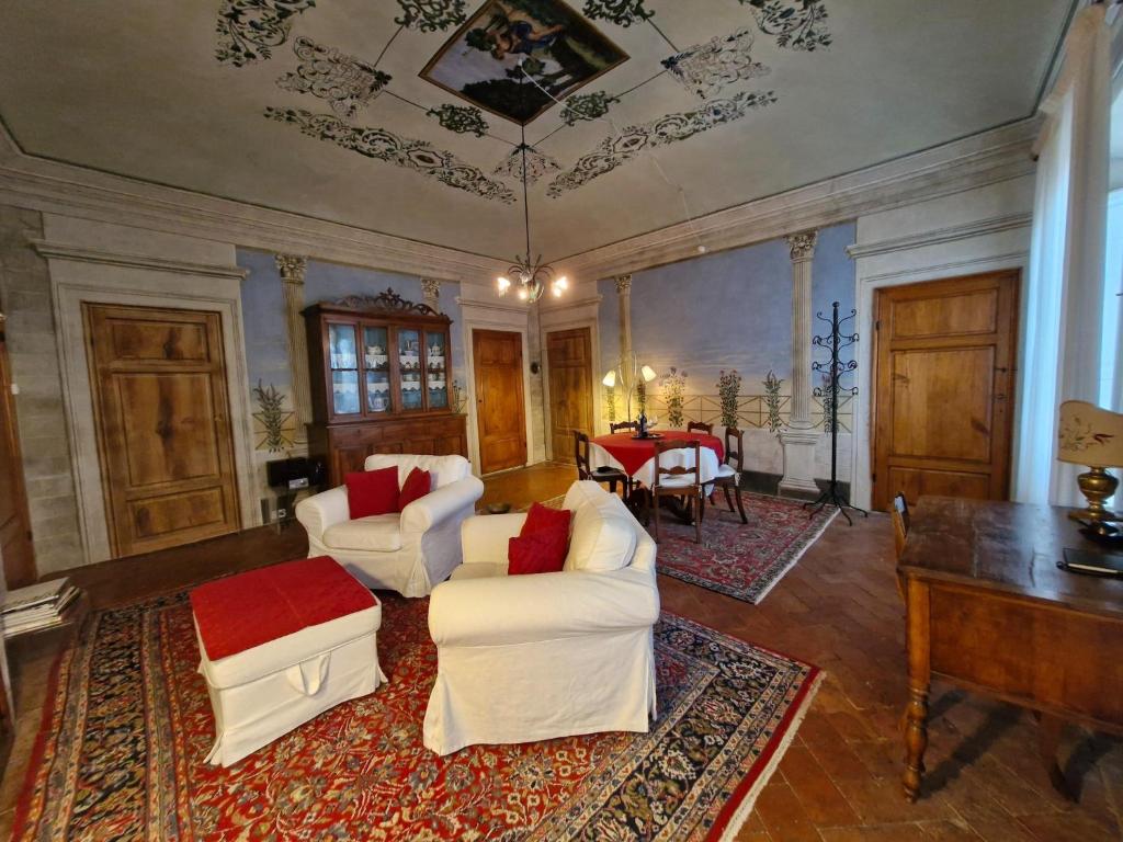 Posedenie v ubytovaní Elegant Old House with Terrace & Art