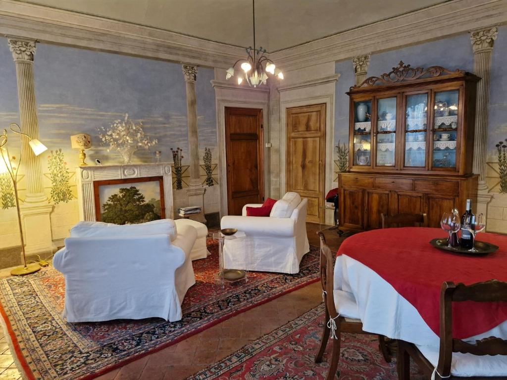 Posedenie v ubytovaní Elegant Old House with Terrace & Art