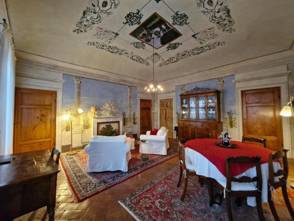 Posedenie v ubytovaní Elegant Old House with Terrace & Art
