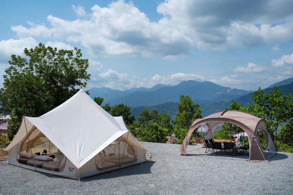 Nespecifikovaný výhled na hory nebo výhled na hory při pohledu z luxury tent
