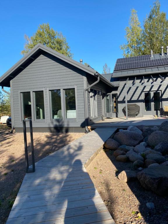 ein Schatten einer Person, die vor einem Haus steht in der Unterkunft New Villa Paradise in Porvoo