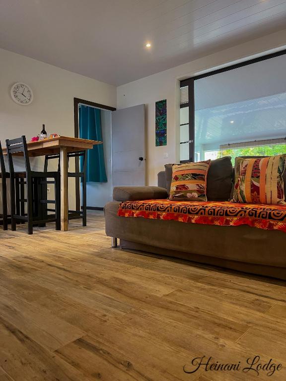 Posezení v ubytování Heinani Lodge Tiahura