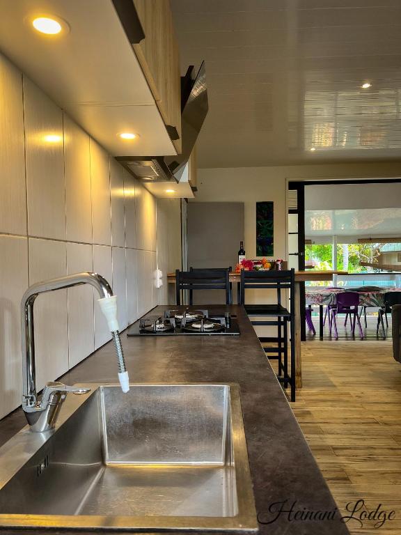Kuchyň nebo kuchyňský kout v ubytování Heinani Lodge Tiahura