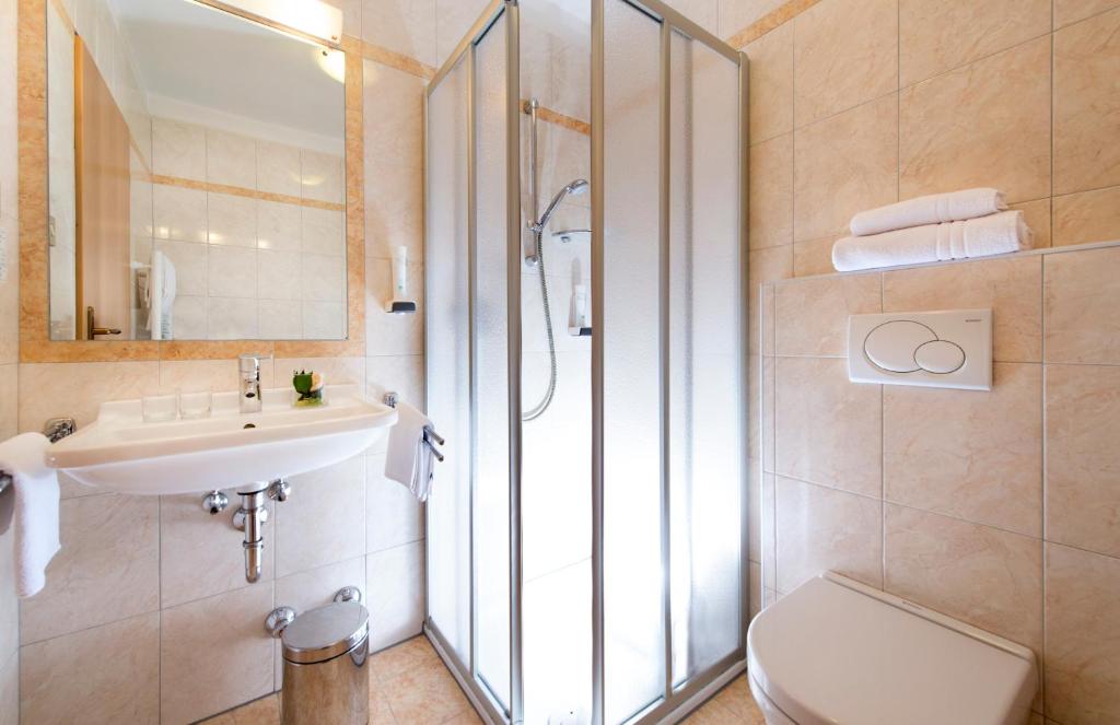A bathroom at Hotel Weiss