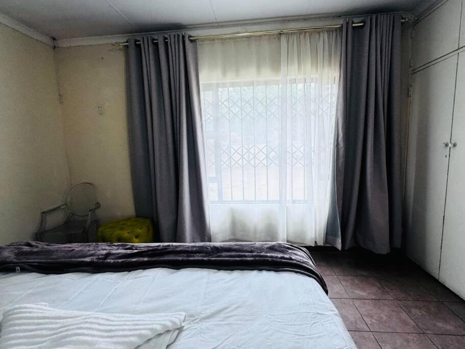 Postel nebo postele na pokoji v ubytování Grey shade
