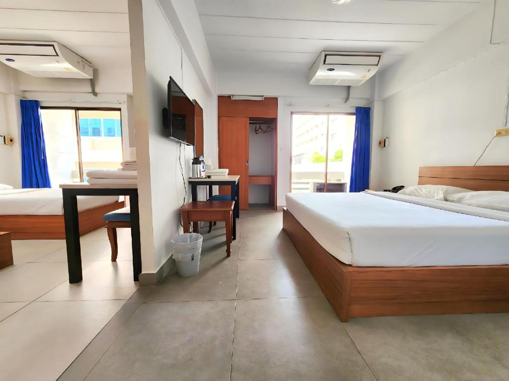 Siam Palace Hotel - Deluxe Family Room With Two Bathrooms