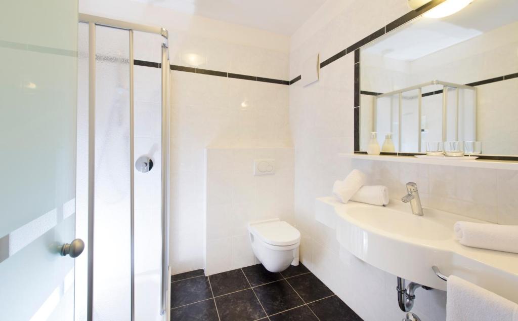 A bathroom at Hotel Weiss