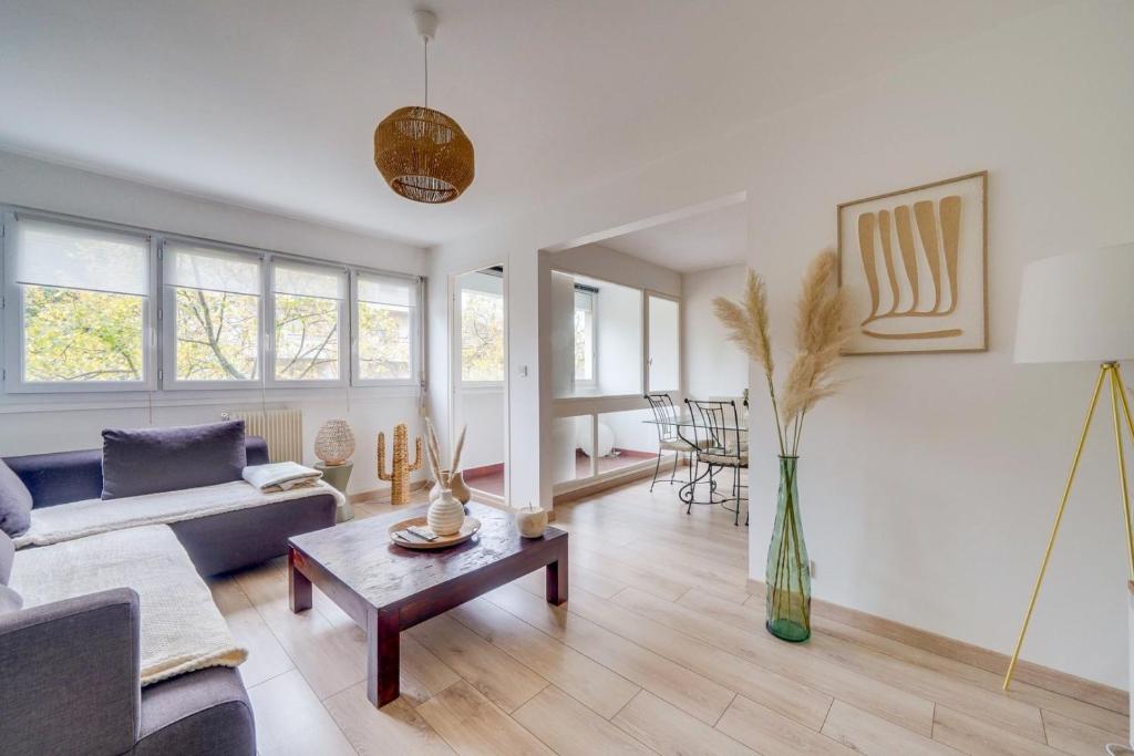 un salon avec un canapé et une table dans l'établissement Appartement très charmant à Bordeaux avec Parking, à Bordeaux
