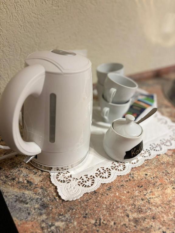 Příslušenství pro přípravu čaje a kávy v ubytování Landhotel Traube