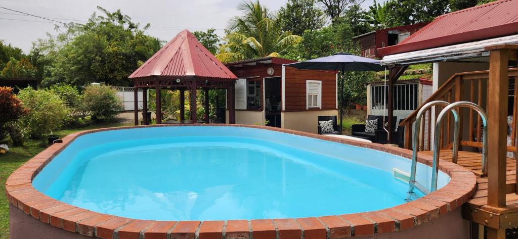Bazén v ubytování Vacances Antilles nebo v jeho okolí