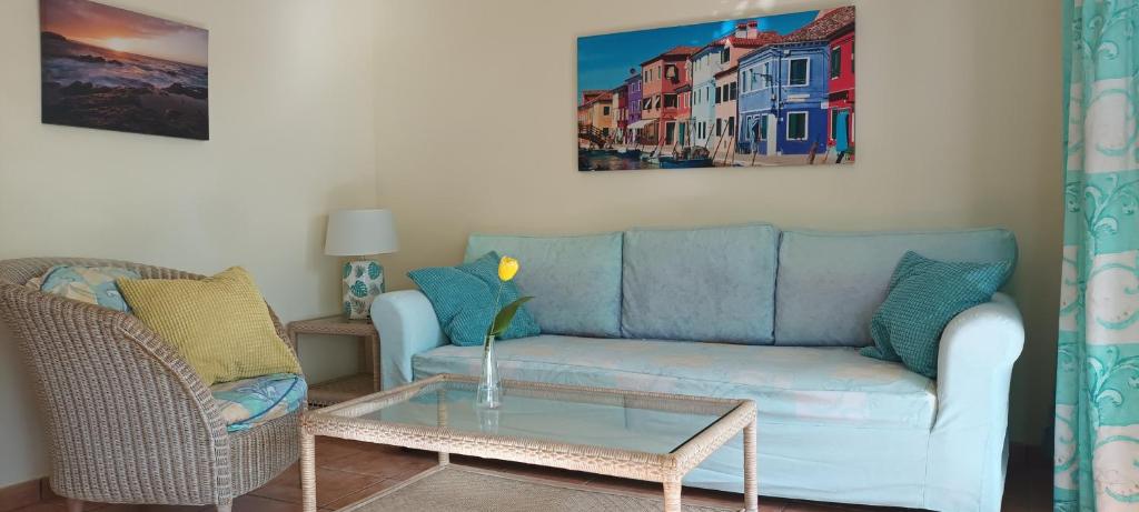 A seating area at Alsol Nogal- Adults Only