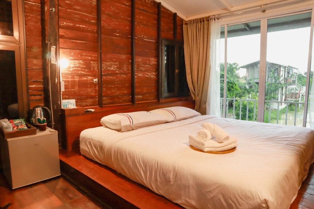 The Sun House อุทัยธานี - Sala De Reina Con Vista Al Jardín