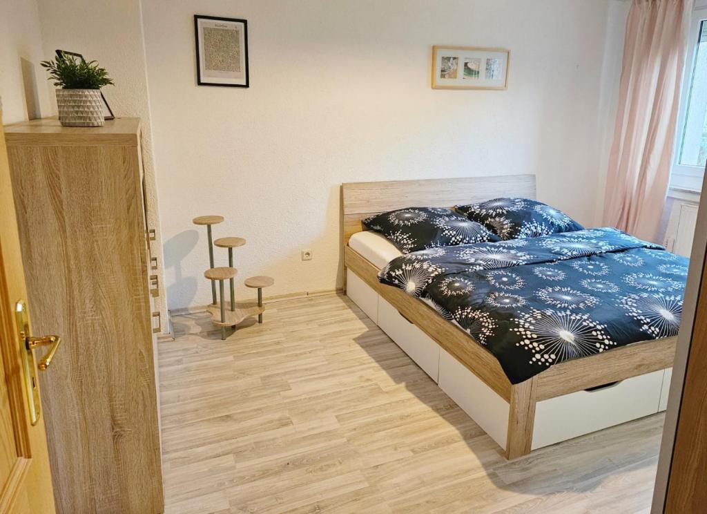 Ένα ή περισσότερα κρεβάτια σε δωμάτιο στο Ferienwohnung mit Balkon in Weißenfels