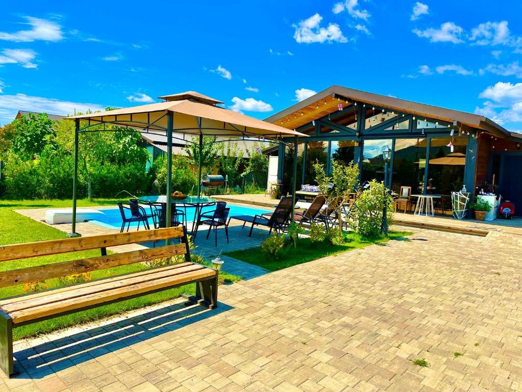 Bazén v ubytování Eco Saguramo Chalet nebo v jeho okolí