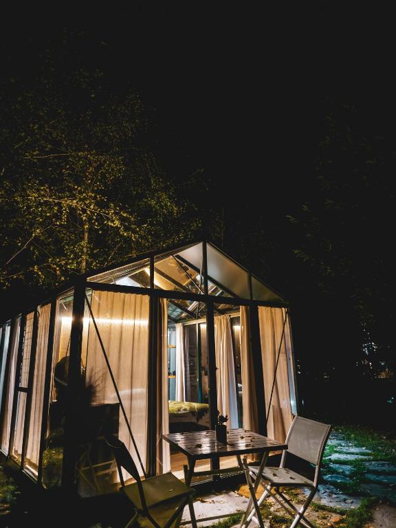 Patio nebo venkovní prostory v ubytování Vivi la Magia di Bisdalù - Dormi nella Stanza nel Bosco, Ammira le Stelle e Rilassati con l'Area Benessere e Colazione