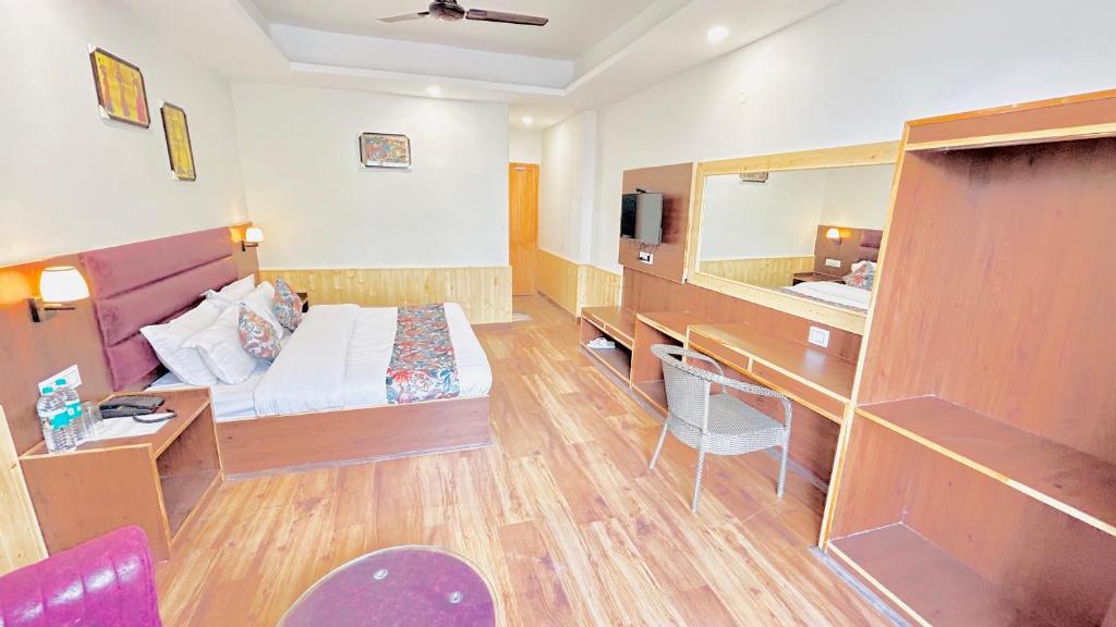 Postel nebo postele na pokoji v ubytování Ocean Inn & Meadows Inn ! Couple Friendly ! Family Hotel ! Walking Distance From Mall Road