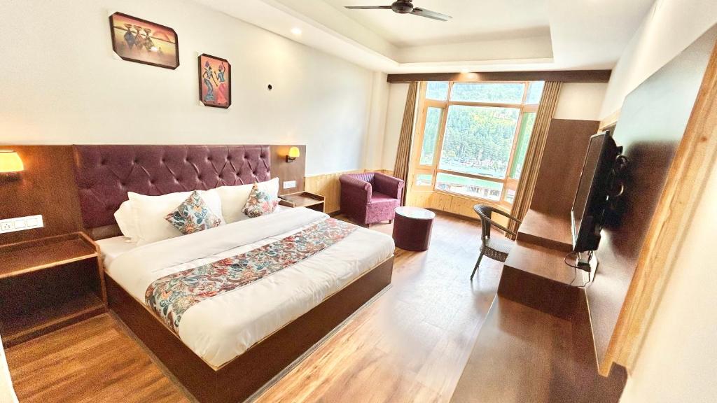 Postel nebo postele na pokoji v ubytování Ocean Inn & Meadows Inn ! Couple Friendly ! Family Hotel ! Walking Distance From Mall Road