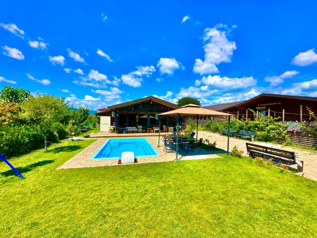 Bazén v ubytování Eco Saguramo Chalet nebo v jeho okolí