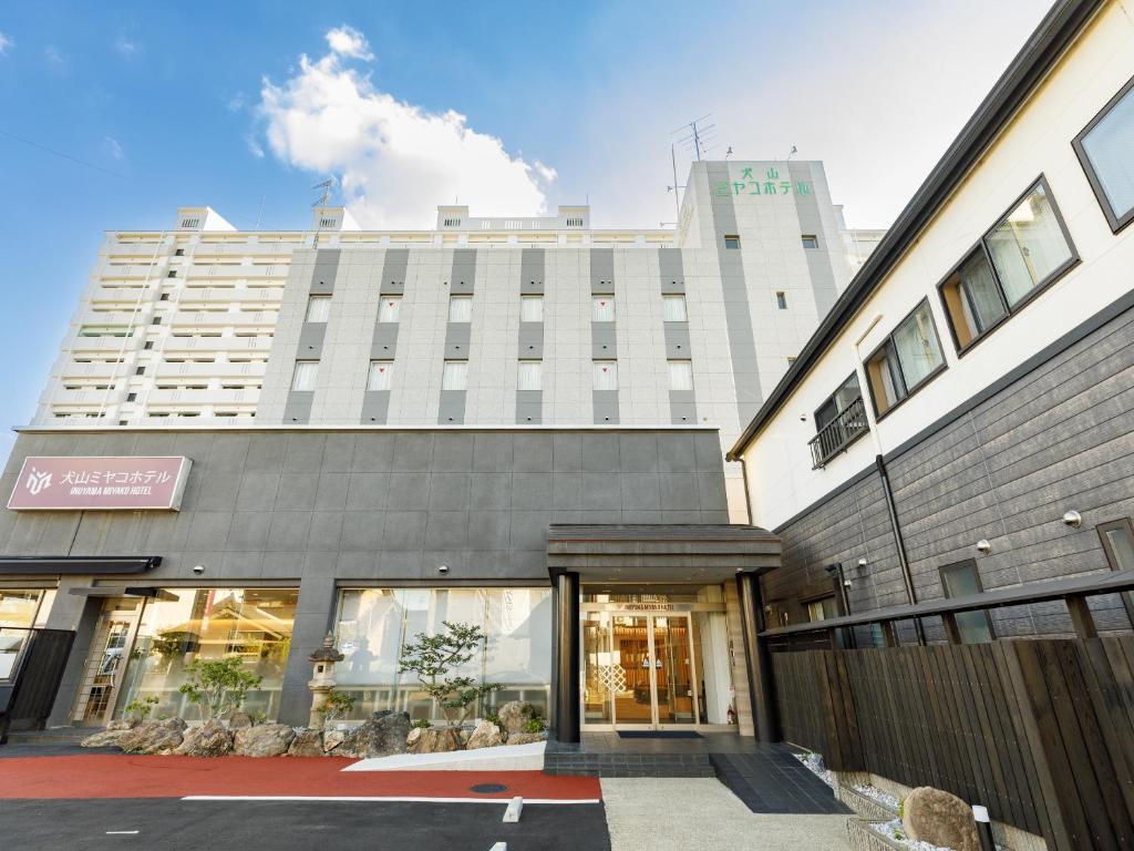 un hotel con un edificio de fondo en Inuyama Miyako Hotel, en Inuyama