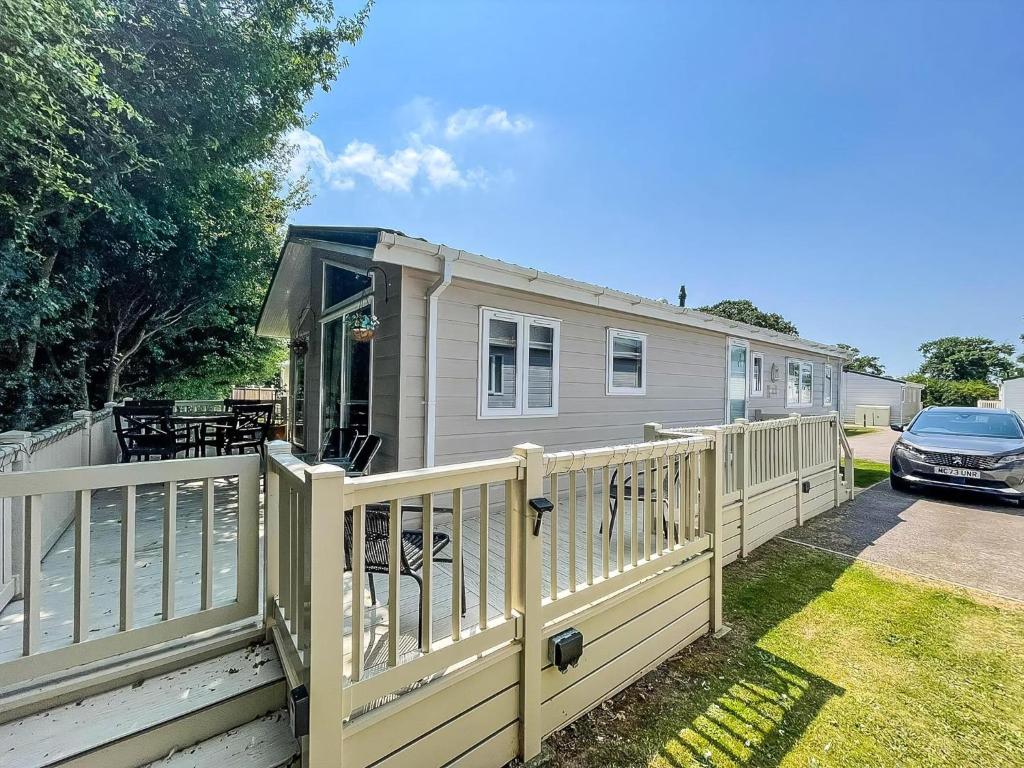 Stunning Lodge With Decking At Oaklands Holiday Park In Essex Ref 39017Rw - Maison De Deux Chambres