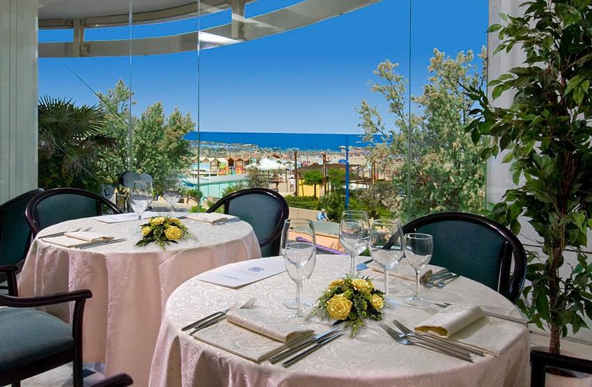 Restauracja lub miejsce do jedzenia w obiekcie Park Hotel