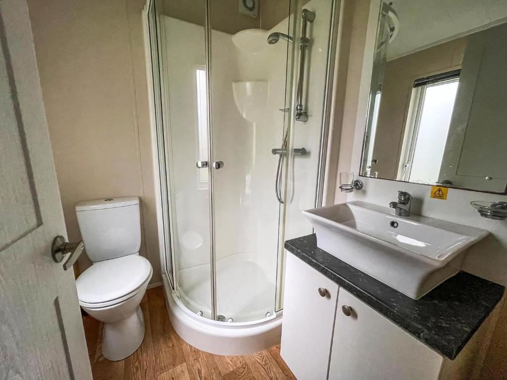 Koupelna v ubytování Beautiful 6 Berth Lodge With Disabled Access At Cherry Tree Ref 70829C