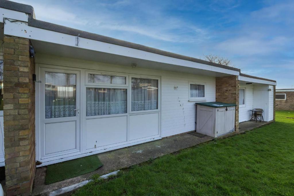 Lovely 5 Berth Chalet In Hemsby Nearby Great Yarmouth Ref 73034C
