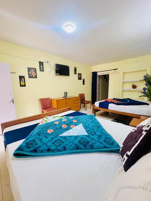 Postel nebo postele na pokoji v ubytování Violet Residency Ooty