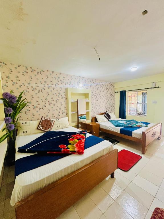Postel nebo postele na pokoji v ubytování Violet Residency Ooty