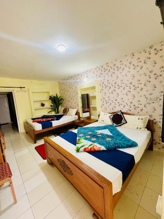Postel nebo postele na pokoji v ubytování Violet Residency Ooty