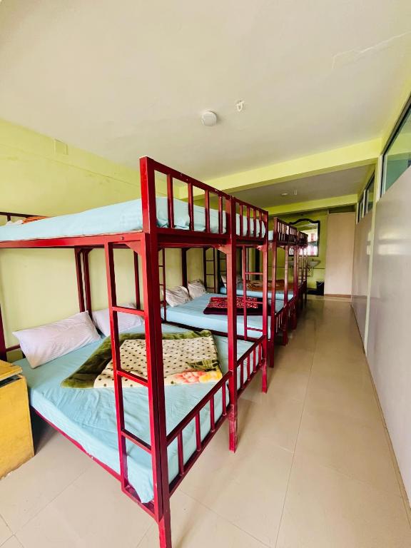 Postel nebo postele na pokoji v ubytování Violet Residency Ooty