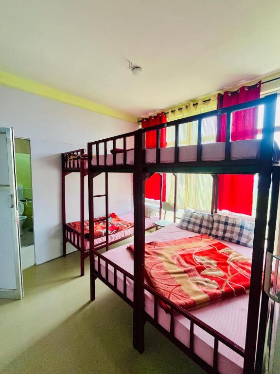 Postel nebo postele na pokoji v ubytování Violet Residency Ooty